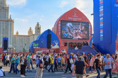 Moskova, Rusya - 28 Haziran 2018: FIFA Fan Fest 2018 ana sahne güneşli yaz akşamları