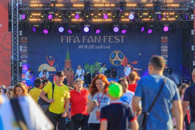 Moskova, Rusya - 28 Haziran 2018: Futbol hayranları FIFA Fan Fest 2018 ana sahne güneşli yaz akşamları bir arka plan üzerinde