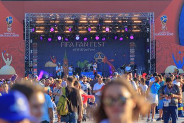 Moskova, Rusya - 28 Haziran 2018: Futbol hayranları FIFA Fan Fest 2018 ana sahne futbol maçı sonrası yakınındaki