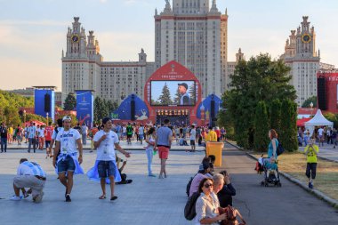 Moskova, Rusya - 28 Haziran 2018: futbol taraftarları Lomonosov Moskova Devlet Üniversitesi bir arka plan üzerinde yürüme. FIFA Fan Fest 2018