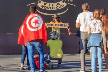 Moskova, Rusya - 28 Haziran 2018: Eşarp Columbia futbol takımının genç kadınla fotoğrafı bir FIFA Fan Fest 2018