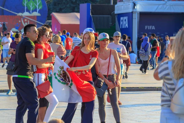 Moscú Rusia Junio 2018 Los Aficionados Fútbol Son Fotografiados Fifa — Foto de Stock