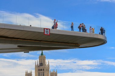 Moskova, Rusya - 21 Haziran 2018: Turist bir yükselen köprüde güneşli yaz sabahı Zaryadye Park