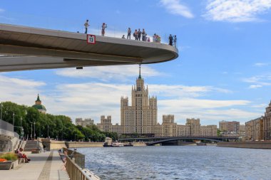 Moskova, Rusya - 21 Haziran 2018: Yükselen köprüde bir arka plan Moskova Nehri set güneşli yaz sabah of Zaryadye Park