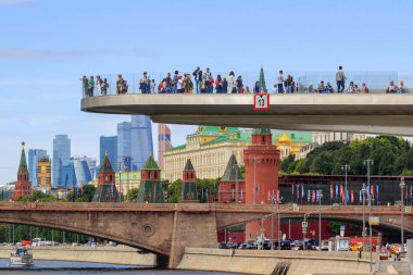 Moskova, Rusya - 21 Haziran 2018: Turist güneşli yaz sabah Zaryadye Park Moskova Kremlin karşı yükselen köprüdeki
