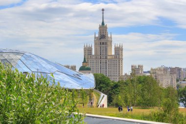 Moskova, Rusya - 21 Haziran 2018: Stalinist gökdelen üzerinde bir yaz sabahı büyük amfi tiyatro-Zaryadye Park çatısı cam bir arka plan üzerinde Kotelnicheskaya çıkabilir