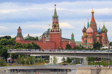 Moskova, Rusya - 21 Haziran 2018: Yükselen köprüde bulutlu yaz günü Moskova Kremlin'e ve Aziz Basil Katedrali bir arka plan Zaryadye Park