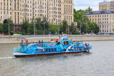 Moskova, Rusya - 21 Haziran 2018: bir yaz gününde bir arka plan Moskova Nehri setin tarihi merkezi Moskova üzerinde yüzen zevk tekne