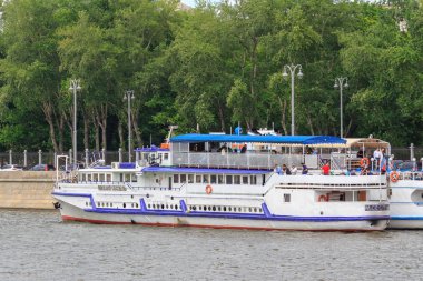 Moskova, Rusya - 21 Haziran 2018: Zevk tekneler Moskova Nehri setin bir yaz gününde karşı