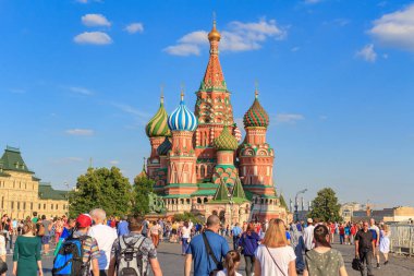 Moskova, Rusya - 28 Haziran 2018: Turist üzerinde arka plan Aziz Basil Katedrali kırmızı kare üzerinde güneşli yaz akşamları