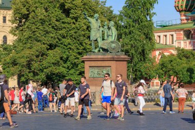 Moskova, Rusya - 28 Haziran 2018: turistler için anıt Minin ve Pozharsky karşı Kızıl Meydan Moskova'da bir güneşli yaz akşamı yürürken