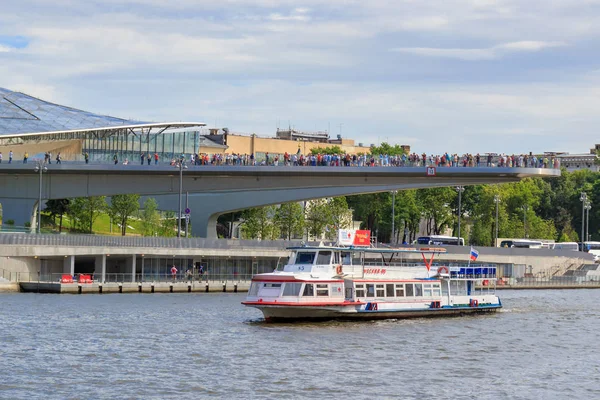 Moscow Russia June 2018 Pleasure Boat Floating Background Soaring Bridge — Stock Photo, Image