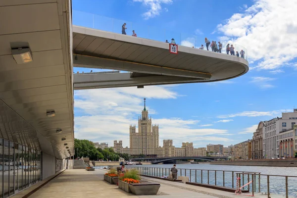 Moscow Russia June 2018 Soaring Bridge Zaryadye Park Background Stalinist — Stock Photo, Image