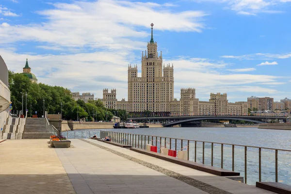 Moskau Russland Juni 2018 Stalins Wolkenkratzer Kotelnitscheskaja Damm Vor Grünem — Stockfoto