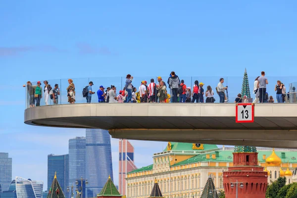 Moscow Russia June 2018 Tourists Soaring Bridge Zaryadye Park Background — Stock Photo, Image