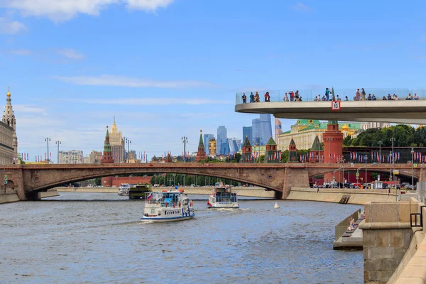 Москва Россия Июня 2018 Года Удовольственные Лодки Плавающие Возле Парящего — стоковое фото