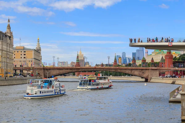 Москва Россия Июня 2018 Года Удовольственные Лодки Плавающие Возле Парящего — стоковое фото