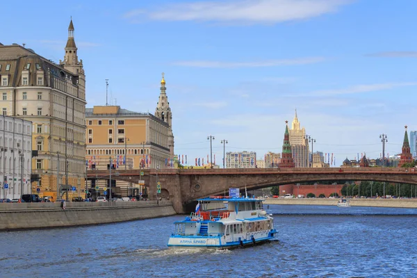 Moskva Ryssland Juni 2018 Fritidsbåt Flytande Bakgrund Bron Över Moskvafloden — Stockfoto