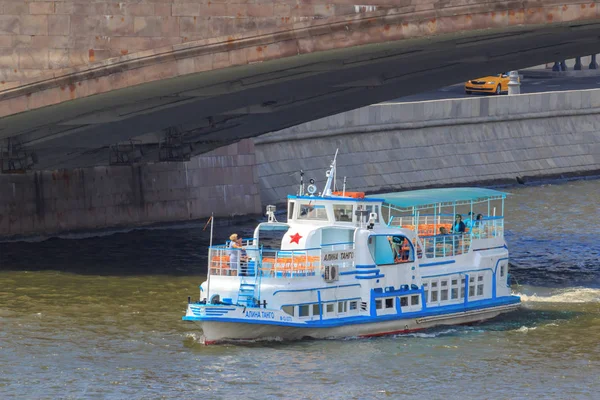 Moskva Ryssland Juni 2018 Fritidsbåt Flytande Bron Över Moskvafloden Solig — Stockfoto