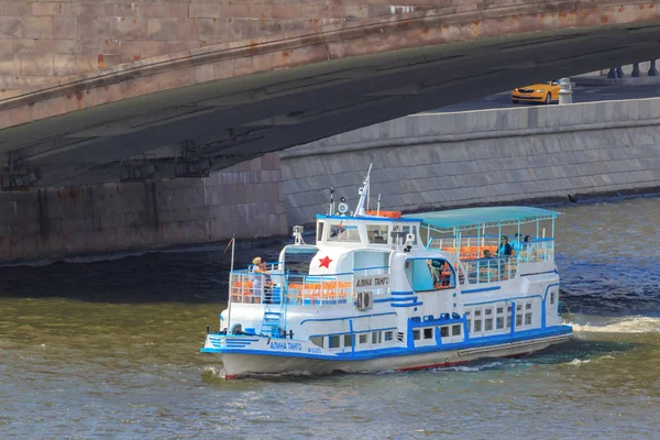 Moskou Rusland Juni 2018 Pleziervaartuig Drijvend Onder Brug Rivier Moskva — Stockfoto