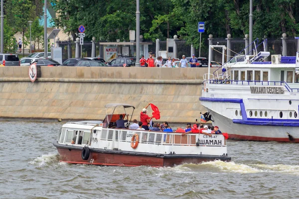 莫斯科 俄罗斯 2018年6月21日 小游艇与游客漂浮在一个晴朗的夏日莫斯科河路堤的背景下 — 图库照片