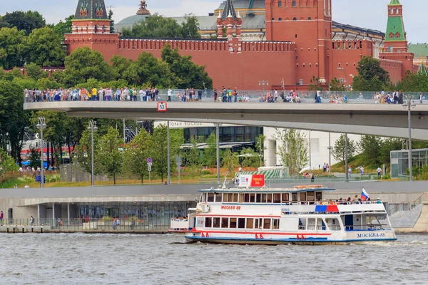 Moscú Rusia Junio 2018 Barco Recreo Flotando Fondo Del Puente — Foto de Stock