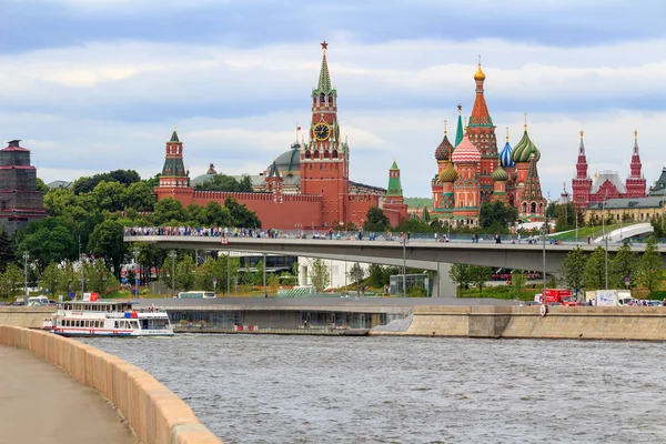 Moscow Russia June 2018 Soaring Bridge Zaryadye Park Background Moscow — Stock Photo, Image