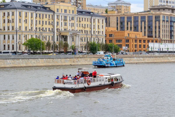Moscú Rusia Junio 2018 Barcos Turísticos Flotando Sobre Fondo Edificios — Foto de Stock