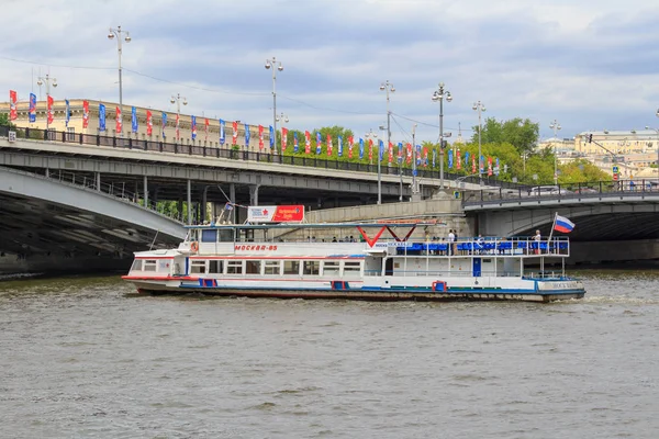 Москва Російська Федерація Червня 2018 Роки Туристичних Човен Тлі Міст — стокове фото