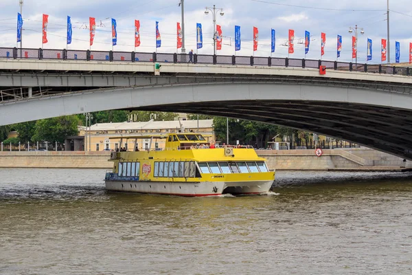 Moscú Rusia Junio 2018 Barco Turístico Amarillo Flotando Bajo Puente — Foto de Stock