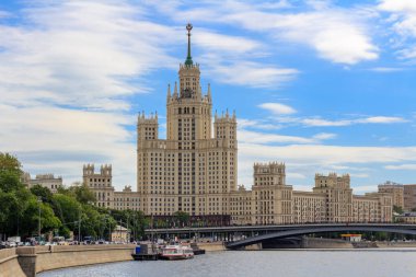 Moskova, Rusya - 21 Haziran 2018: Stalinist gökdelen bir güneşli yaz sabahı, Moskova Kotelnicheskaya dolgu üzerinde