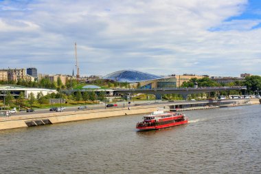 Moskova, Rusya - 21 Haziran 2018: Zaryadye Park arka plan üzerinde Moskova Nehri boyunca güneşli yaz sabahı yüzen zevk tekne