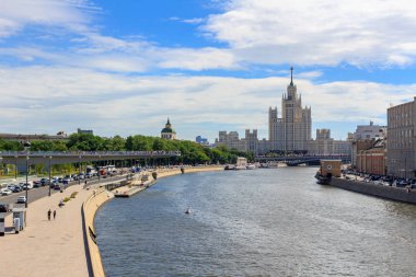 Moskova, Rusya - 21 Haziran 2018: Moskvoretskaya setin Moskova'da gökdelen Kotelnicheskaya setin bir güneşli yaz sabahı üzerinde karşı