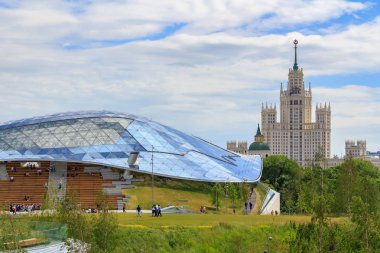 Moskova, Rusya - 21 Haziran 2018: Stalinist gökdelen üzerinde bir yaz sabahı büyük amfi tiyatro-Zaryadye Park çatısı cam bir arka plan üzerinde Kotelnicheskaya çıkabilir