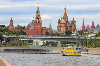 Moskova, Rusya - 21 Haziran 2018: Zaryadye Park ve Moskova Kremlin yükselen Bridge'de bir arka plan üzerinde bir bulutlu yaz gününde yüzen zevk tekne
