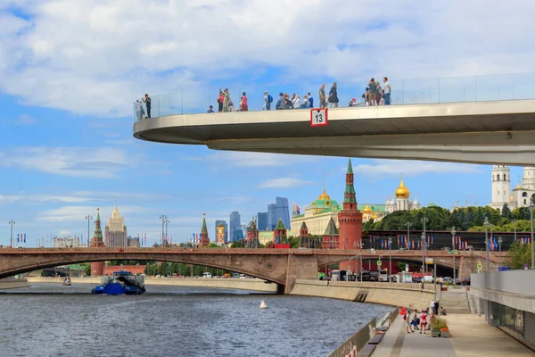 Moskwa Rosja Czerwca 2018 Most Gwałtowny Wzrost Parku Zaryadye Tle — Zdjęcie stockowe