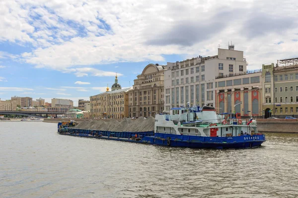 Moskou Rusland Juni 2018 Geladen Barge Drijvend Rivier Moskva Het — Stockfoto