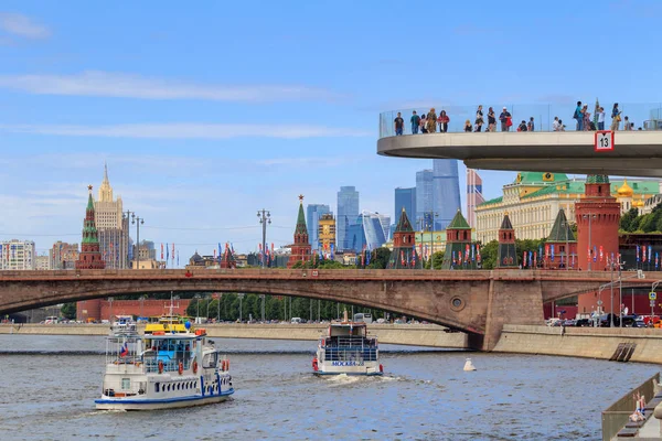 Москва Россия Июня 2018 Года Удовольственные Лодки Плавающие Фоне Московского — стоковое фото