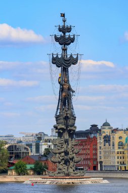 Moskova, Rusya - 30 Temmuz 2018: Çar Peter büyük ve Rus Donanması Moskova'da Moskova Nehri üzerinde 300 yıldönümü onuruna Hatıra heykel