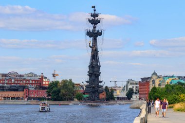 Moskova, Rusya - 30 Temmuz 2018: Rus Çarı Peter Moskova Nehri üzerinde büyük anıt. Krymskaya dolgu görüntülemek
