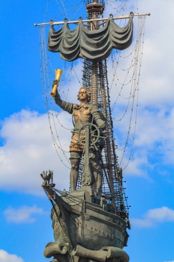 Moskova, Rusya - 30 Temmuz 2018: Rus Çarı Peter mavi gökyüzü arka plan üzerinde büyük heykeli. Zurab Tsereteli yazar