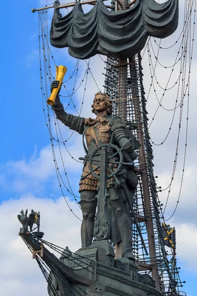 Moskova, Rusya - 30 Temmuz 2018: Rus Çarı Peter mavi gökyüzü karşı büyük heykeli. Zurab Tsereteli yazar