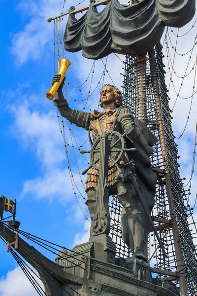 Moskova, Rusya - 30 Temmuz 2018: Rus Çarı Peter mavi gökyüzü karşı büyük heykeli. Zurab Tsereteli yazar