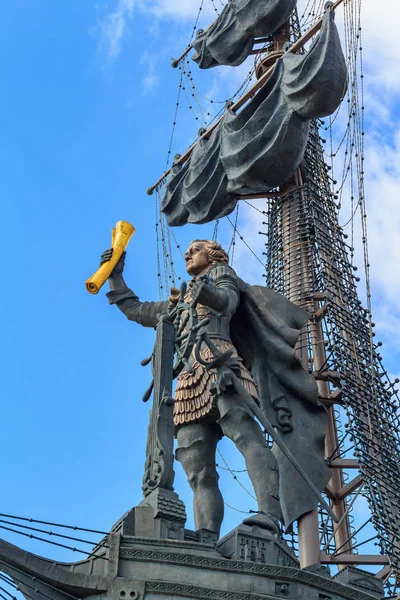 Moskova, Rusya - 30 Temmuz 2018: Rus Çarı Peter mavi gökyüzü arka plan üzerinde büyük heykeli. Zurab Tsereteli yazar