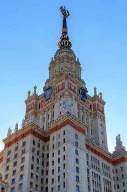 Lomonosov Moskova Devlet Üniversitesi (MSÜ) kule mavi gökyüzü arka plan üzerinde spire yıldızı