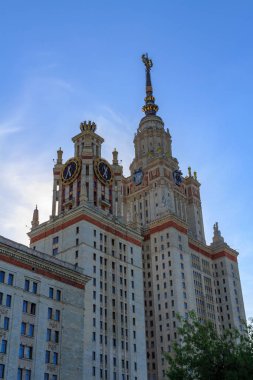 Mavi gökyüzü arka plan üzerinde güneşli yaz akşamları Lomonosov Moskova Devlet Üniversitesi (MSÜ)