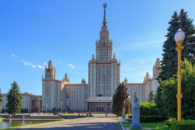 Lomonosov Moskova Devlet Üniversitesi (MSÜ) yaz akşam ana binada mavi gökyüzü arka plan üzerinde
