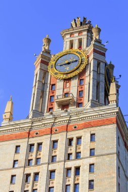 Mavi gökyüzü arka plan üzerinde güneşli yaz akşamları Lomonosov Moskova Devlet Üniversitesi (MSÜ) termometre ile kule
