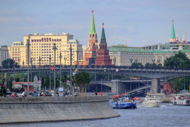 Moskova, Rusya - 30 Temmuz 2018: bir güneşli yaz gününde Köprüsü ve Moskova Kremlin bir arka plan üzerinde yüzen zevk tekneler