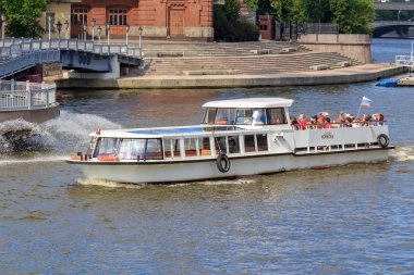 Moskova, Rusya - 30 Temmuz 2018: Moskva nehir setin bir arka plan üzerinde bir güneşli yaz gününde yüzen küçük turistik tekne